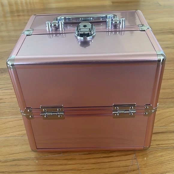 Pink storage box. - Picture 4 of 8